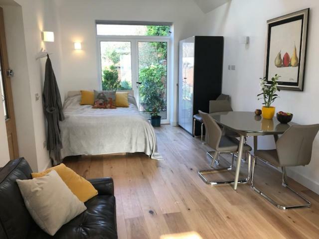 Ferienwohnung The Coach House 75 Epsom Road Guildford Exterior foto